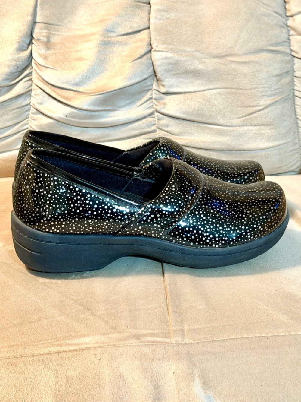 Air Supply Plus Shoes Clogs -Size 7 - Black with Raindrops -New without box